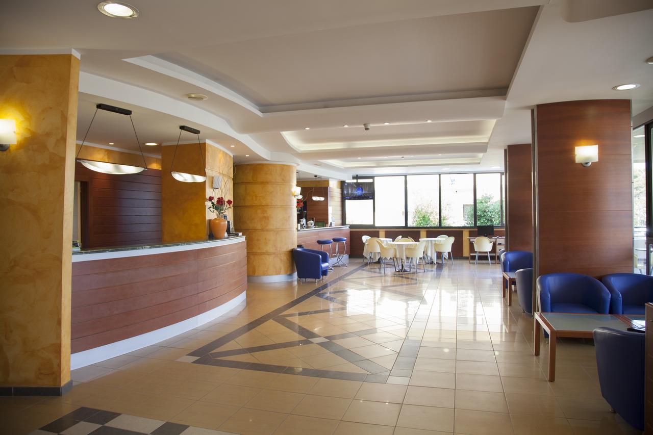 Hotel Atlas Альба-Адриатика Экстерьер фото