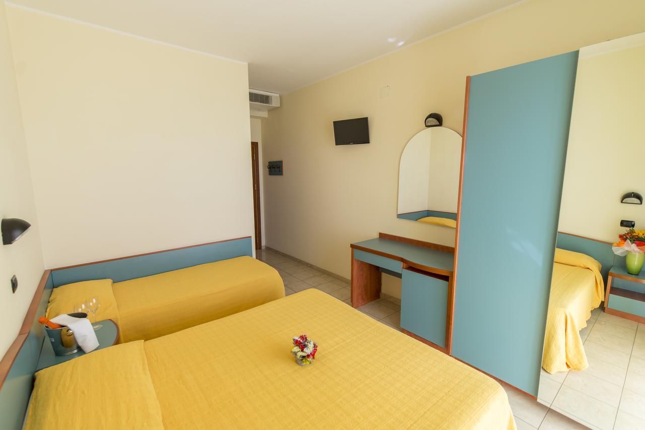 Hotel Atlas Альба-Адриатика Экстерьер фото