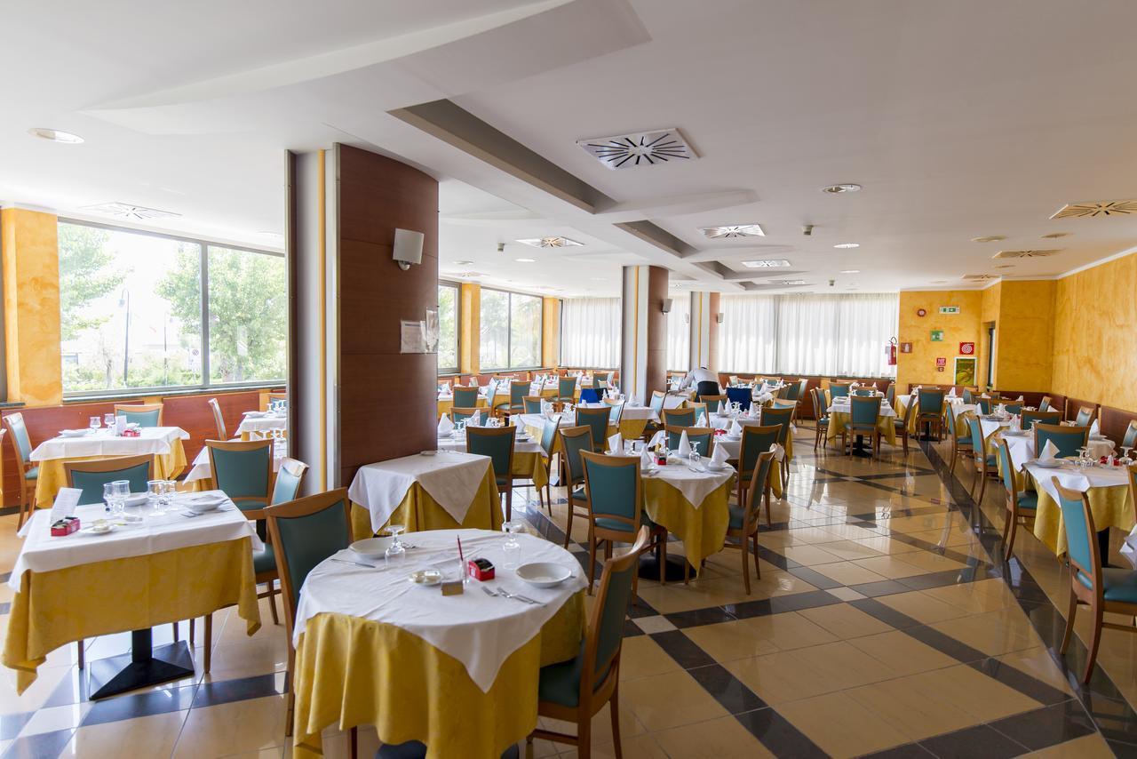 Hotel Atlas Альба-Адриатика Экстерьер фото