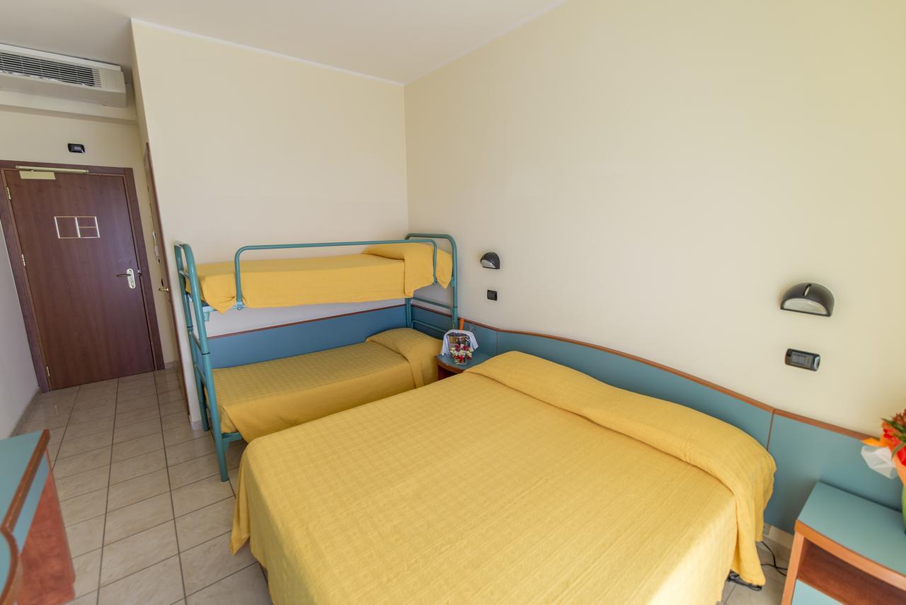 Hotel Atlas Альба-Адриатика Экстерьер фото
